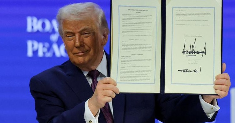 Дональд Трамп демонструє підписаний ним документ із припискою «Дякую!». Фото: Reuters