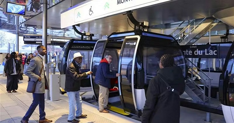 Кожна кабіна розрахована на 10 пасажирів, але також є місця для велосипедів, інвалідних та дитячих колясок.