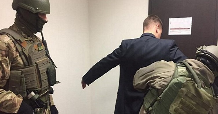 Законодательство не содержит определения понятия обыска лица, поэтому нет четкого разграничения такого обыска с обыском жилья или иного владения.