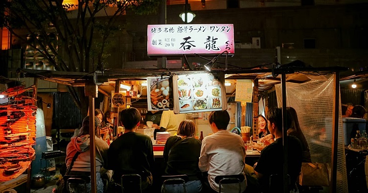 Сеть заверяет, что заботится о том, чтобы предпочтения гостей совпадали с шумной атмосферой идзакая, однако такая дискриминация вызвала споры. Фото: Hanvin Cheong