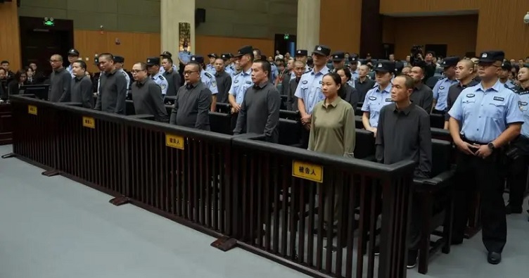 Не всех членов синдиката, представших перед судом, приговорили к смертной казни. Еще 23 человека получили от 5 лет до пожизненного заключения. Фото: CCTV.
