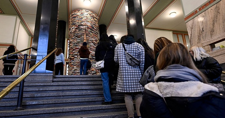 Замість того, щоб обмежити кількість охочих зробити селфі на тлі інсталяції, у празькій бібліотеці вирішили подбати про їхній комфорт.