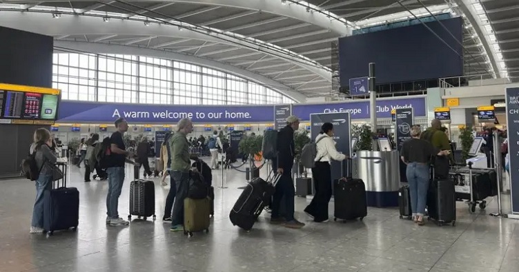 В лондонском Хитроу новое оборудование установили в этом году, что позволило избавиться от очередей на досмотр ручной клади.