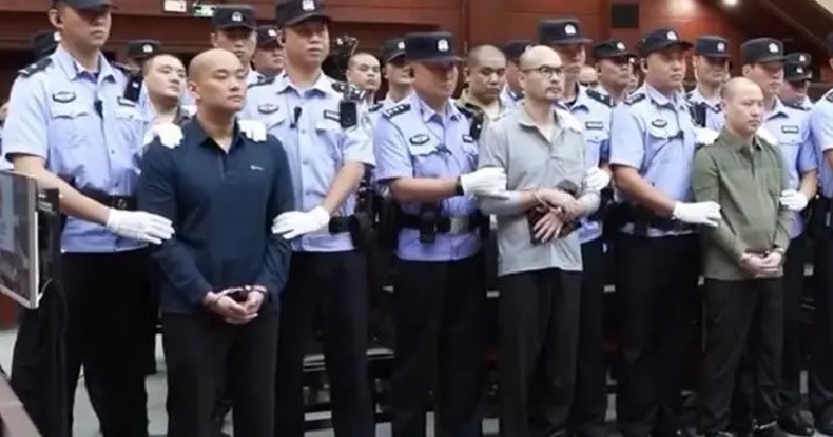 Суд провинции Гуандун признал более 20 членов семьи Бай и их сообщников виновными в мошенничестве, убийстве и нанесении телесных повреждений. Фото: CCTV