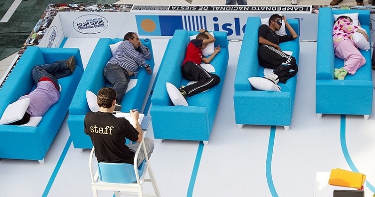 По мнению исследователя, послеобеденный сон — это беспроигрышный вариант как для здоровья, так и для удовольствия.