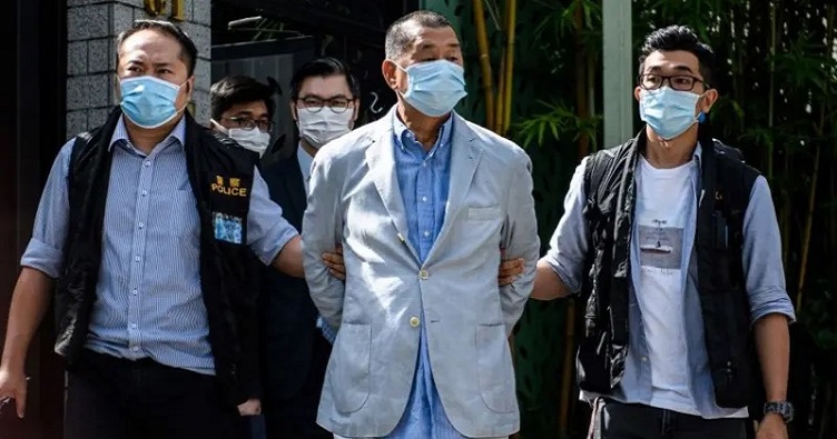 Джимми Лай был арестован сначала в августе 2020 года, но выпущен под залог. А в декабре того же года отправлен под стражу.