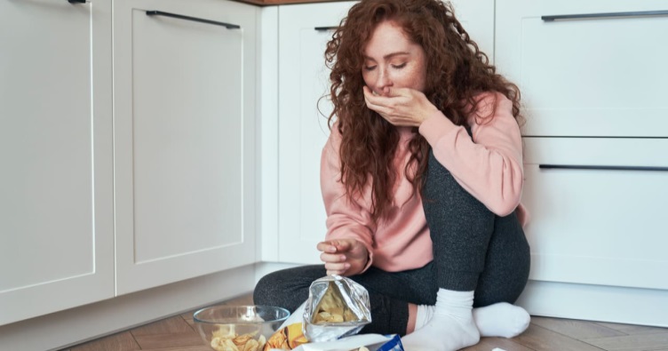 Когда мы длительное время живем в состоянии хронического стресса, это сказывается на пищевом поведении.