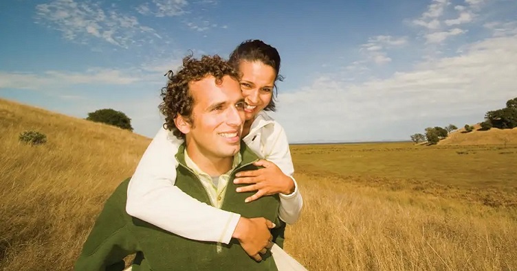 Чаще всего вторую половинку находят через общих друзей или знакомых, а вот с соседями в брак вступают гораздо реже. Фото: Blend Images-Timken/Bildagentur-online.