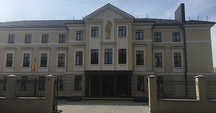 У Сторожинецькому районному суді визначено 6 посад суддів, а фактично є 4, один з яких відряджений з іншого суду.
