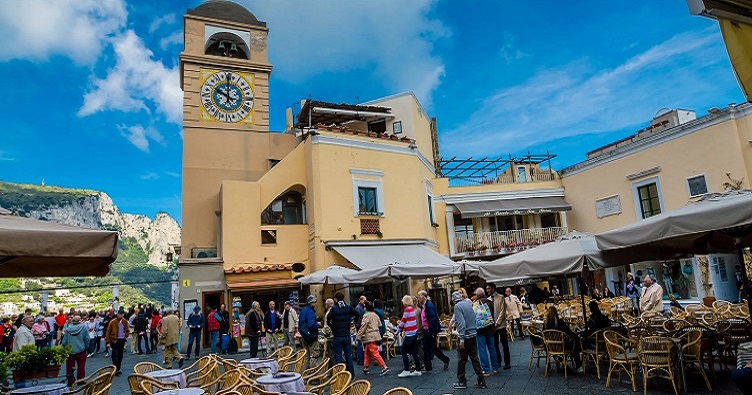 У розпал сезону на Капрі щодня приїжджають до 50 тис. осіб, що принаймні втричі перевищує кількість жителів острова.