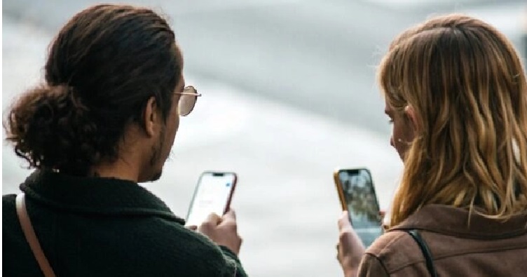 На думку дослідника, коли люди розмовляють по телефону, вони відчувають більшу близькість, ніж при листуванні.