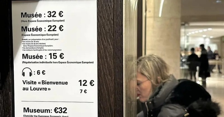 Если одни туристы стоят в очередь в кассы, то другие, оказывается, пользовались услугами мошенников, чтобы быстрее попасть в Лувр. Фото: Li Yang/China News Service