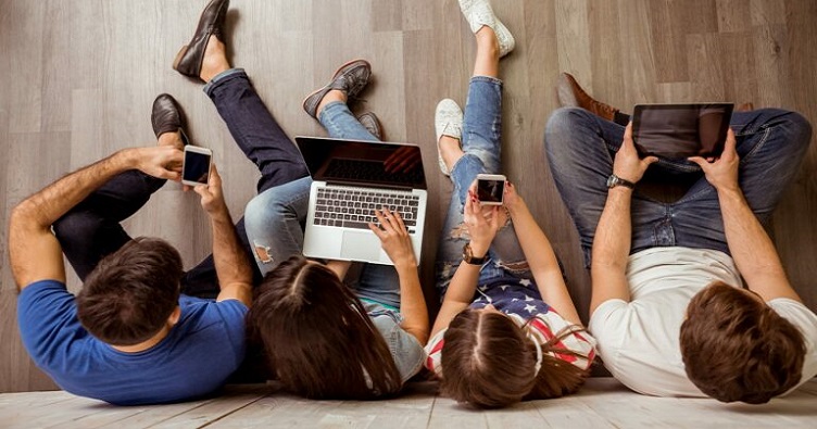 Хоча гаджети купують дітям батьки, обмежувати вплив соцмереж на їхню психіку береться держава.