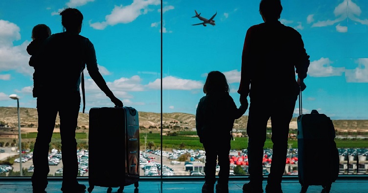 Если есть выбор, то отправляться в путешествие лучше всего в одну из пятниц июня, а бронировать билеты — за месяц—полтора. 