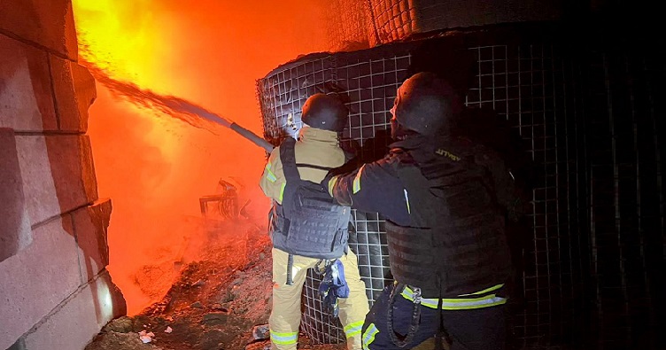 Унаслідок влучань зафіксовано значні пошкодження та масштабні загоряння на Одещині. Фото: ДСНС Одеської області