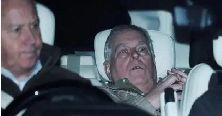 Фотограф смог сфотографировать Эндрю, пытавшегося лечь на заднее сиденье автомобиля. Фото: Reuters