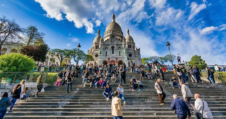 Базиліка Сакре-Кер на Монмартрі приваблює до 11 млн туристів на рік, що навіть більше, ніж Ейфелева вежа.