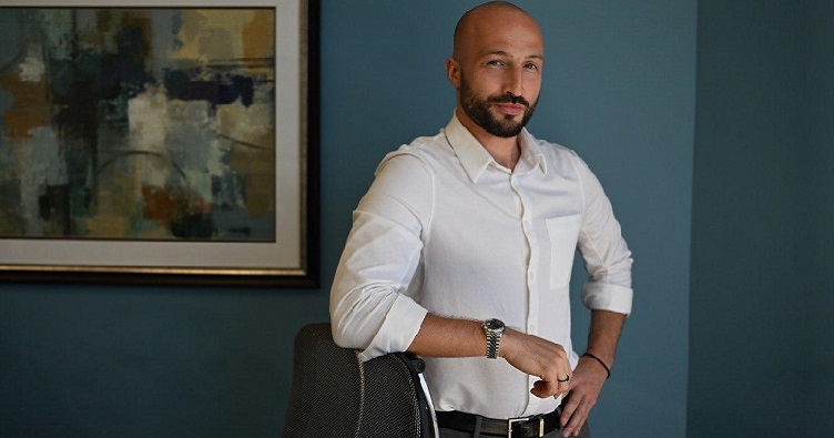 Григорій Соломон — магістр права, адвокат, та керуючий партнер юридичної фірми «Процик та партнери», автор освітньої програми «Штучний інтелект: інструментарій для юристів 3.0».