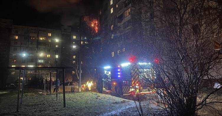 Унаслідок атаки безпілотників у Запоріжжі в одній із девʼятиповерхівок загорілися квартири на 7 та 8 поверхах. Фото: ДСНС Запоріжжя