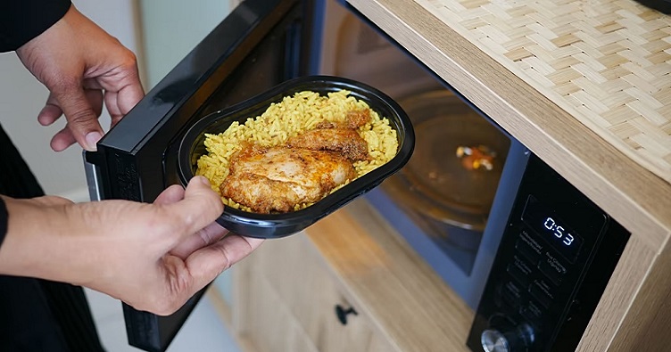 Продукты быстрого приготовления с маркировкой «подходит для СВЧ» могут создавать у потребителей ложное чувство безопасности. Фото: Canva 