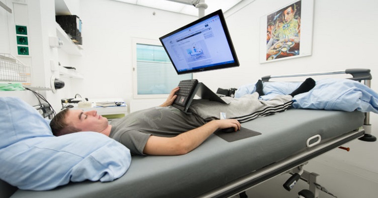 Положение в постели с наклоном головой вниз имитирует влияние невесомости на организм. Фото: NASA