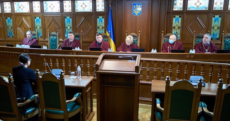 Суддя-доповідач у цій справі Василь Лемак (на фото — крайній праворуч).