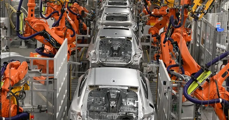 При производстве автомобилей BMW были допущены нарушения, из-за которых возможно возгорание проводки. Фото: Stephan Rumpf/SZ