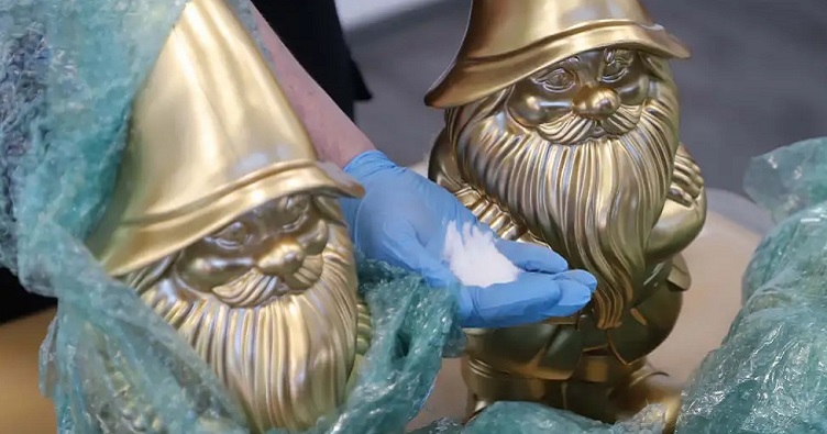 Наркотик кетамін був захований у ногах позолочених садових гномів. Фото: dpa