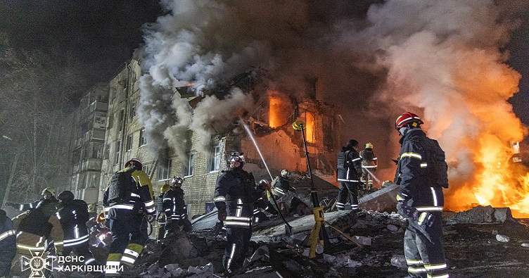 В Харькове ракетой разрушен подъезд многоэтажки. Фото: ГСЧС Харьковщины.Видео — нажмите на изображение.