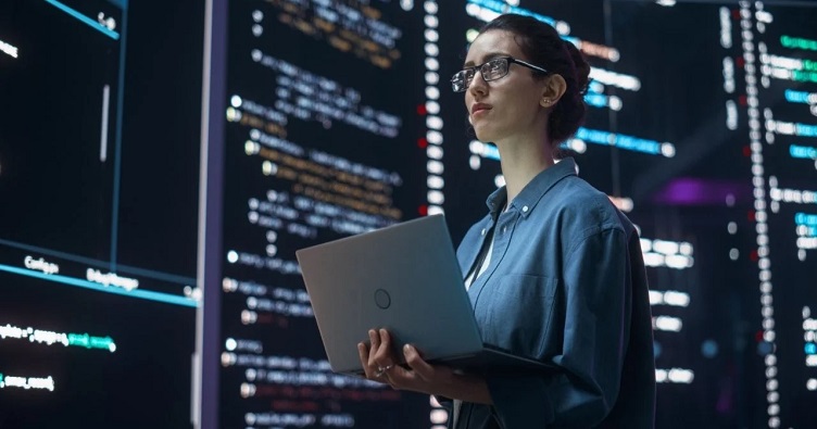 Особливо гостро в усьому світі постає проблема нестачі кадрів у сфері ШІ та ІТ. Фото: Gorodenkoff / Shutterstock