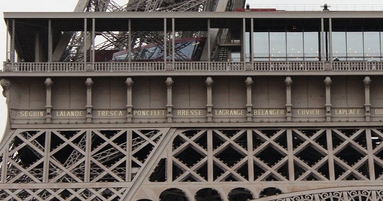 Прочитати ці написи на фризі вежі не так просто, але факт існування такого «чоловічого клубу» порушував ґендерну справедливість.