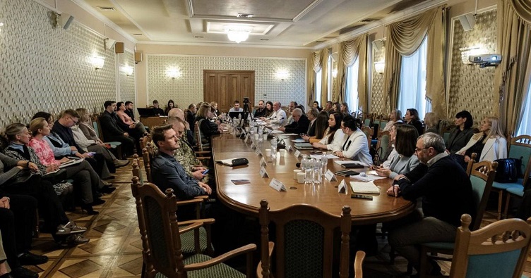 К круглому столу, собравшемуся в малом сессионном зале Львовского облсовета, присоединились представители власти, бизнеса, ученые, юристы, профсоюзы, ветеранский бизнес, общественные и молодежные организации.