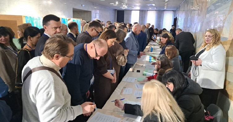 Для забезпечення таємного голосування у першому турі виборів було виготовлено 2144 бюлетенів 8 видів.