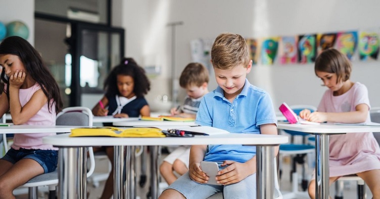 Согласно данным исследований, шведские школьники отвлекаются на телефоны в классе чаще, чем ученики других европейских стран.