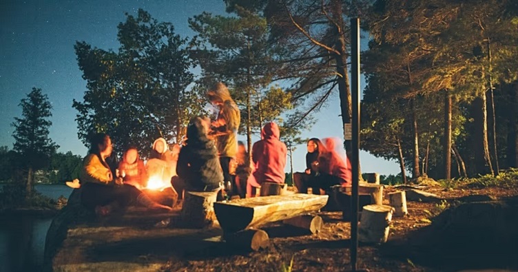 Костры, печеная картошка и дружба на всю жизнь — такое погружение в детство можно пережить и во взрослом возрасте. Фото: Tegan Mierle