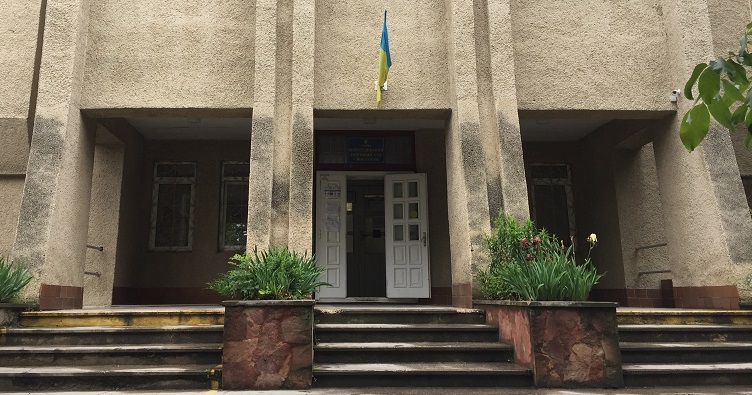 Наразі у Новоселицькому районному суді Чернівецької області є два судді із повноваженнями із 5 за штатним розписом.