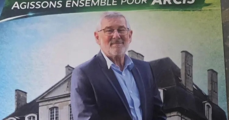 Шарль Итлер говорит, что такое внимание к его фамилии и городу уже начинает надоедать. На фото — предвыборный плакат мэра.