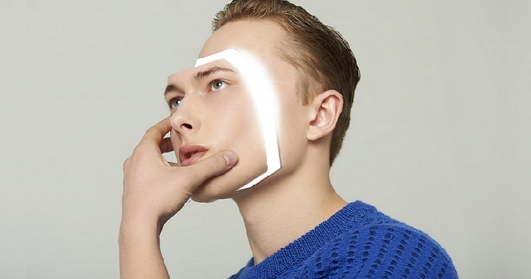 Технології ШІ дозволяють створювати фальшиві матеріали, накладаючи обличчя чи голос однієї людини на іншу.