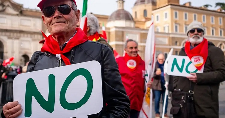 Противники реформы убедили итальянцев, что такие изменения ослабят независимость судебной власти и откроет путь к политическому контролю над прокуратурой. Фото: Marco Di Gianvito/ZUMA.