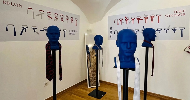 Окремі стенди музею присвячені інструкціям, як зав’язувати найпопулярніші вузли краватки.