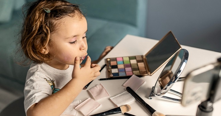 По мнению экспертов, «косметорексия» связана также с возможной ответственностью родителей, которые поощряют тягу детей к косметическим средствам.