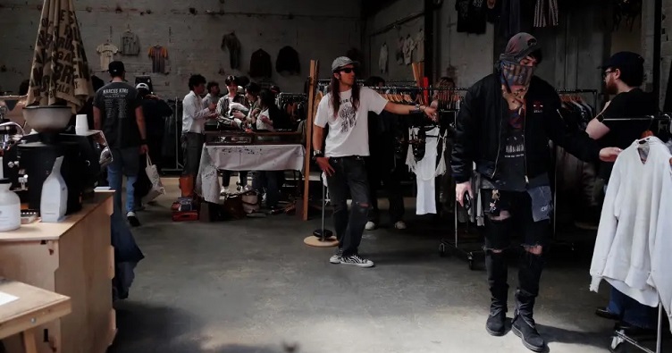 Если у вас в гардеробе завалялись старые и изрядно поношенные вещи — не спешите их выбрасывать, возможно, именно ими с радостью воспользуется более молодое поколение.