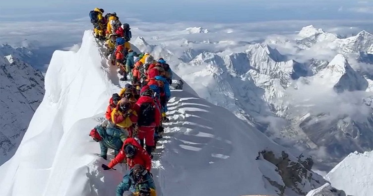 В 2025 году вершину Эвереста покорили около 800 человек. Только власти Непала выдали 374 разрешений на подъем.