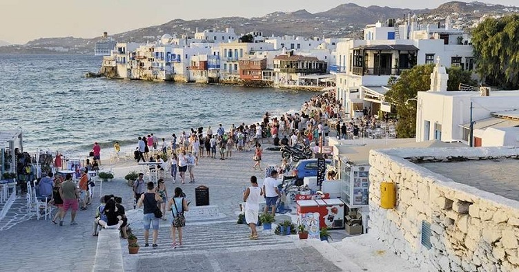 Чтобы греки отдыхали в своей стране, а не за рубежом, им будут доплачивать. Фото: Fabian von Poser/ Global Look Press