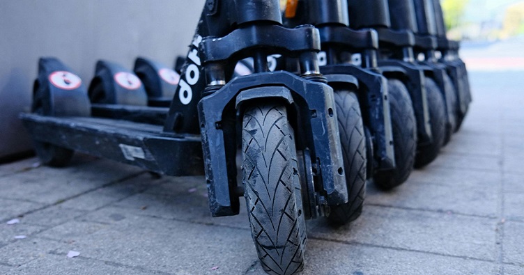 Полностью запрет на парковку электросамокатов на неположенных местах вступит в силу в Берлине с 2035 года.