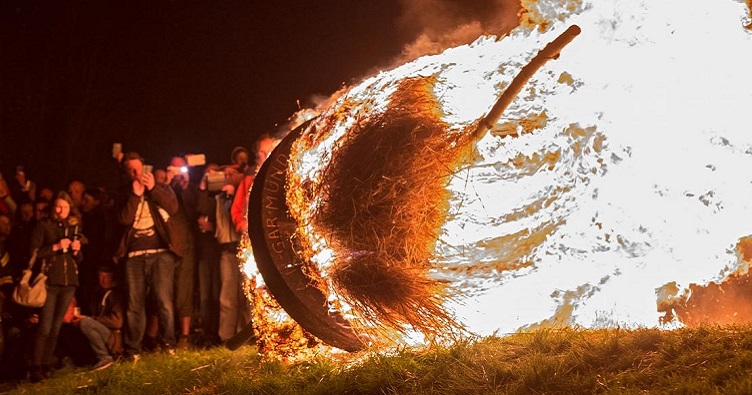 Вважається, що звичай запускати палаючі колеса, що символізують сонце, виник близько 2000 років тому. Фото: C.Seidel/ picture-alliance/dpa.