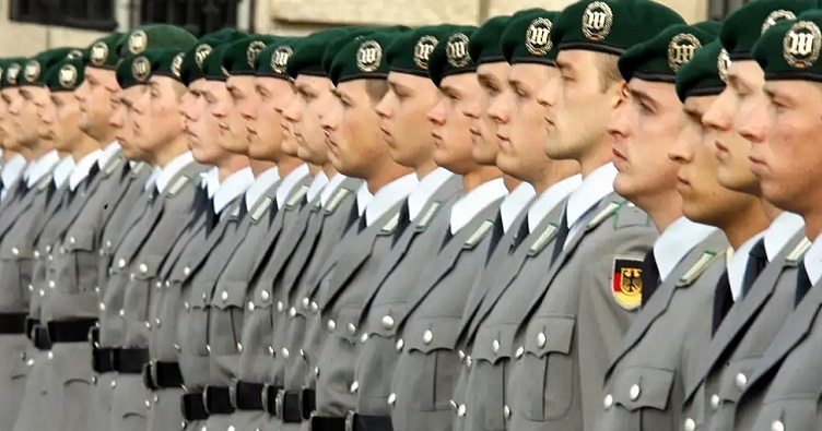 Возвращаться к воинской обязанности, отмененной 15 лет назад, в Германии не стали, но ввели требования к потенциальным новобранцам. Фото: W. Kumm/ picture-alliance/dpa