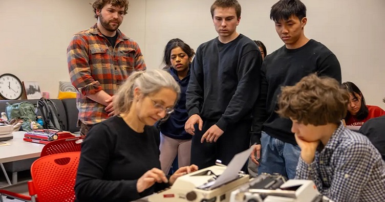 Раз в семестр Грит Маттиас Фелпс знакомит своих студентов с реальными ощущениями от набора текста без онлайн-помощи. Фото: АР