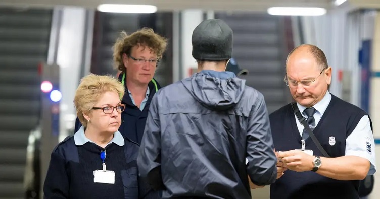 По оценкам, немецкие транспортные предприятия ежегодно теряют из-за «зайцев» до 250 млн евро, и штраф в 60 евро не уменьшает их число. Фото: picture-alliance/dpa/D. Reinhardt