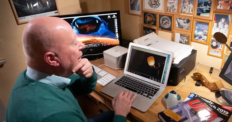 Ханс'юрген Келер особисто перевіряє повідомлення про НЛО в небі Німеччини та, як правило, дає відповідь протягом доби. Фото: Frank Rumpenhorst/dpa/picture alliance